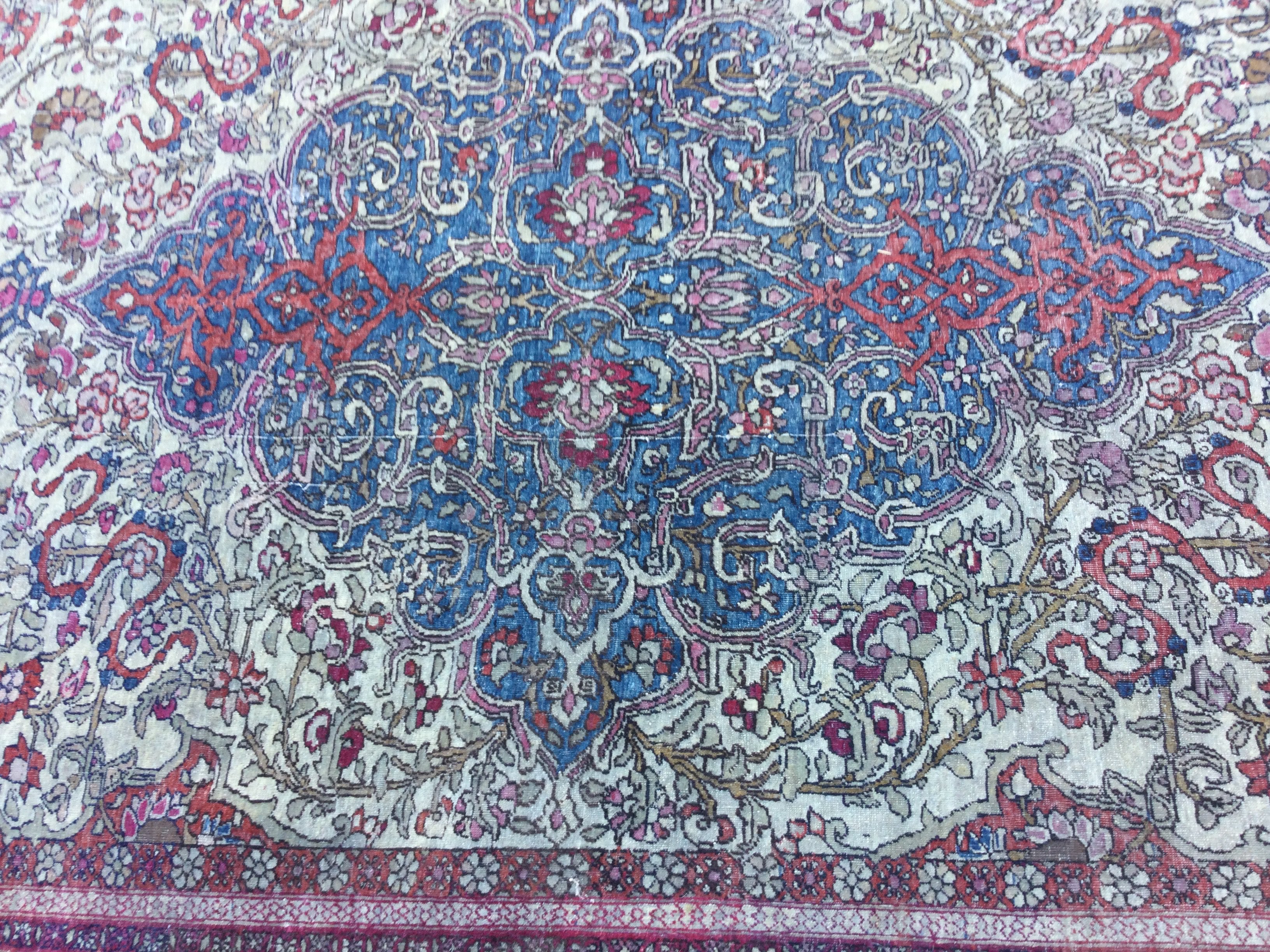 A kashan rug with central geometric motifs and a floral boarder . 210 x 140 cm .