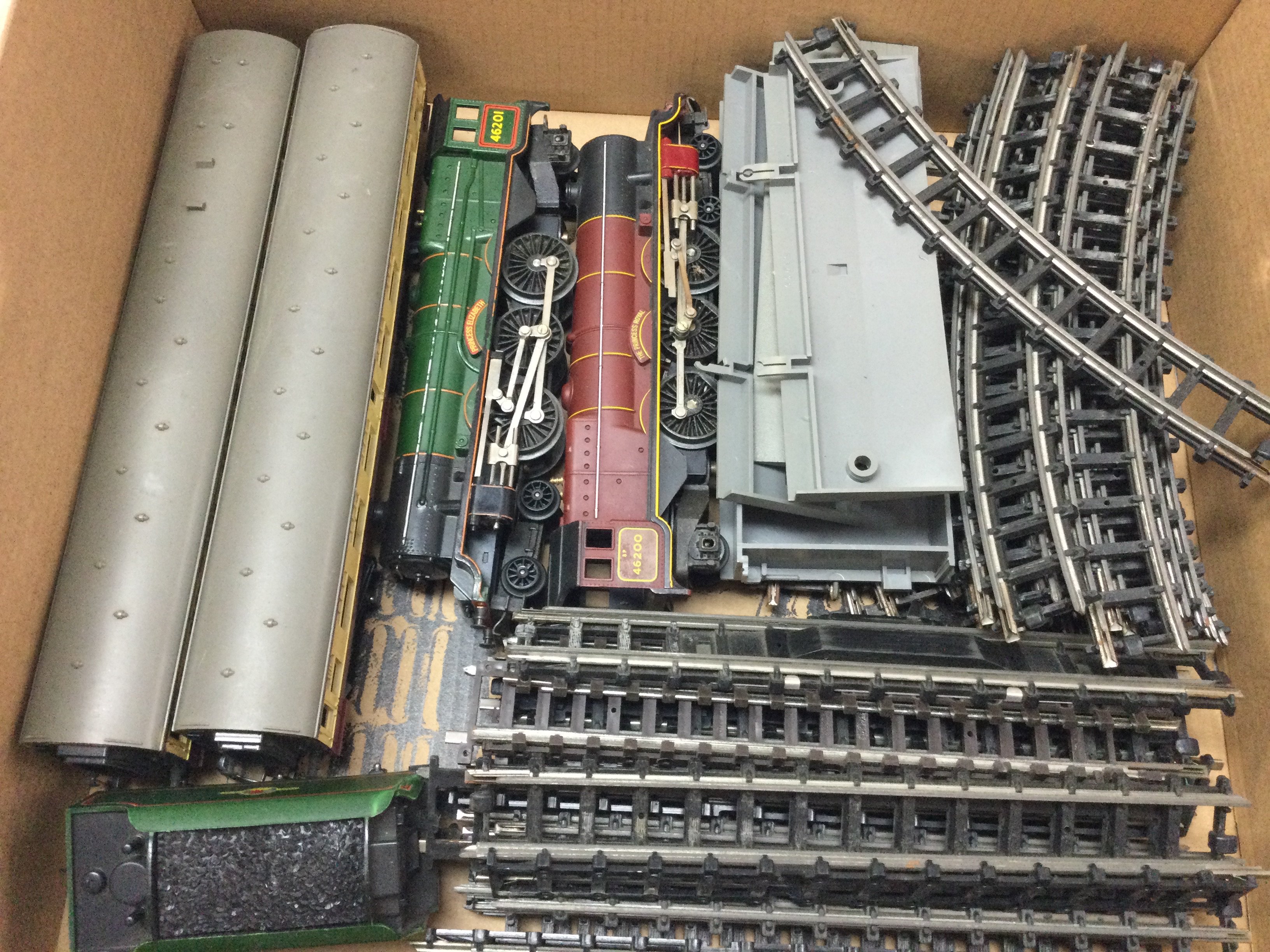 A train set including Tri-ang track pieces, P.5 power power unit . Postage category B- NO RESERVE