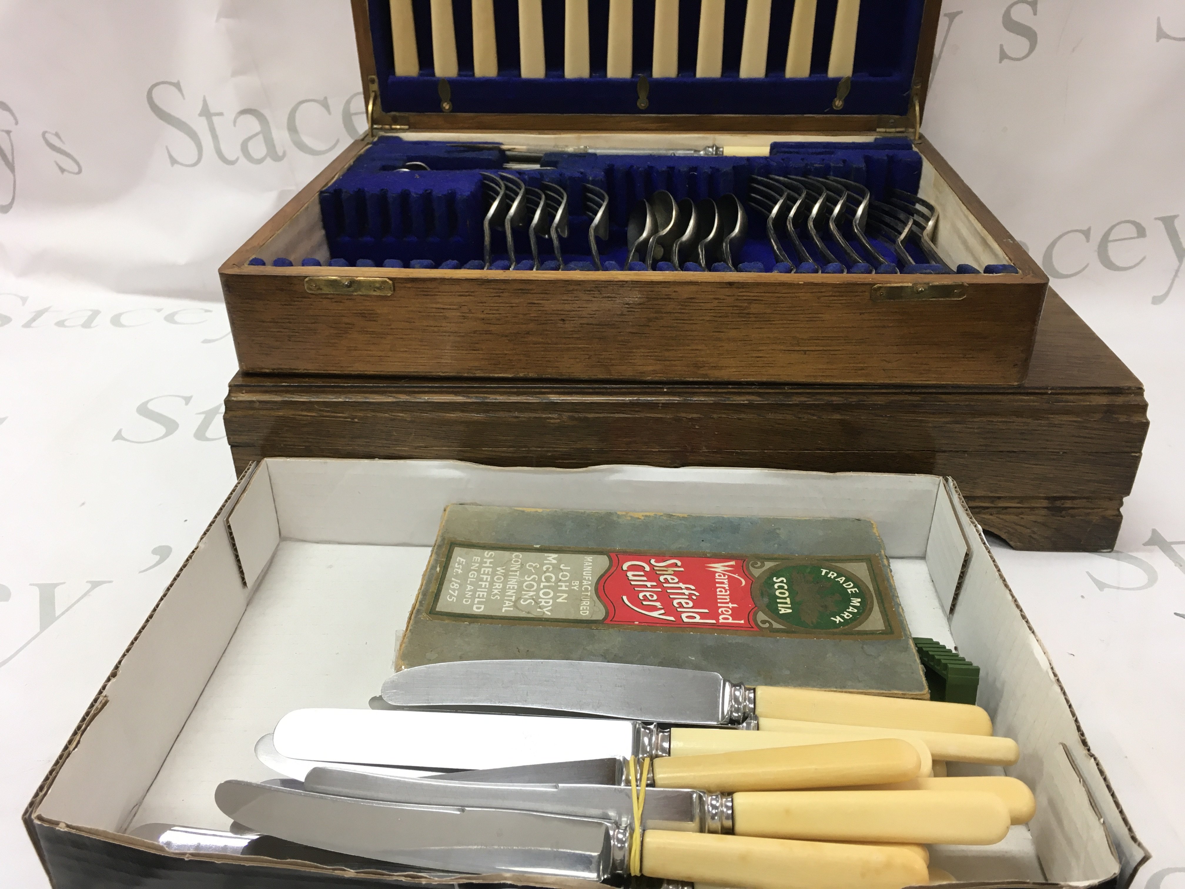 Two boxed canteens of cutlery and various knife sets . No reserve
