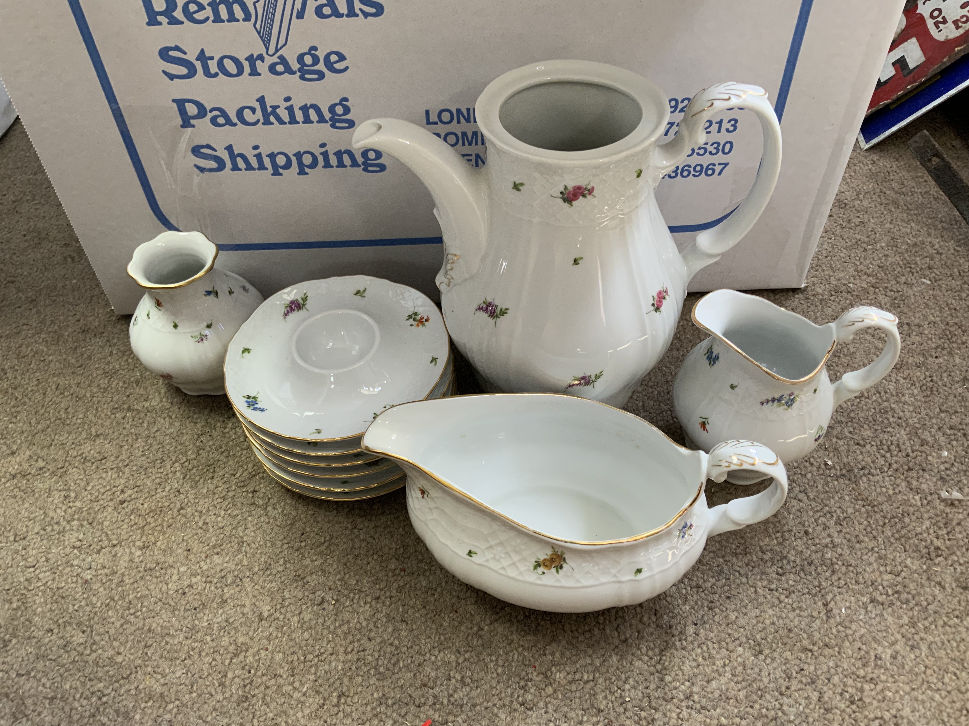 A vintage Seltmann Weiden Bayreuth dinner and teaset. (D)- NO RESERVE