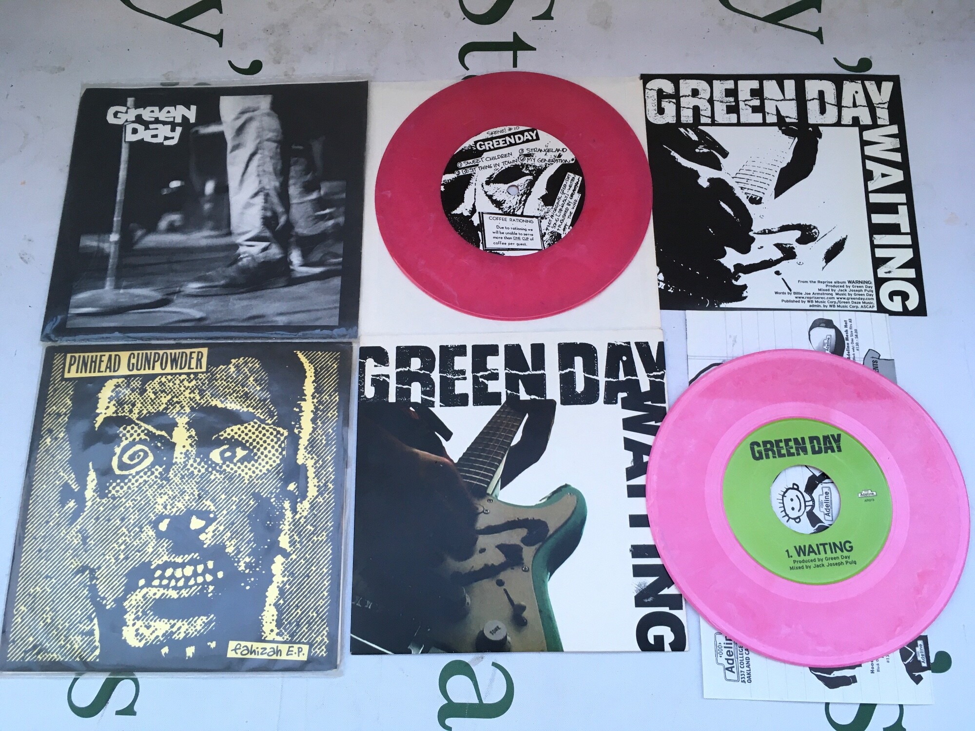 Green Day. A pink marbled pressing of the Sweet Children EP, a pink marbled pressing of the 7" single Waiting plus a Pinhead Gunpowder EP (3). EX/EX.