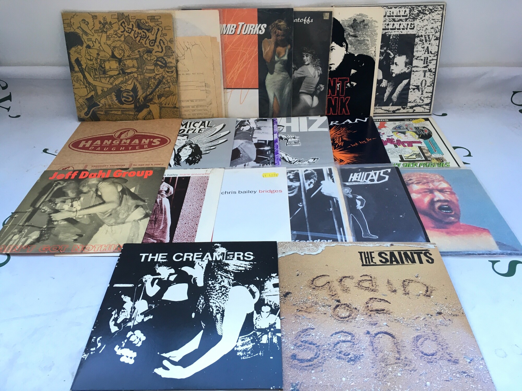 40 grunge, punk and alt rock 7" singles by various artists including Hellmann, The Creamers, Insted and others.