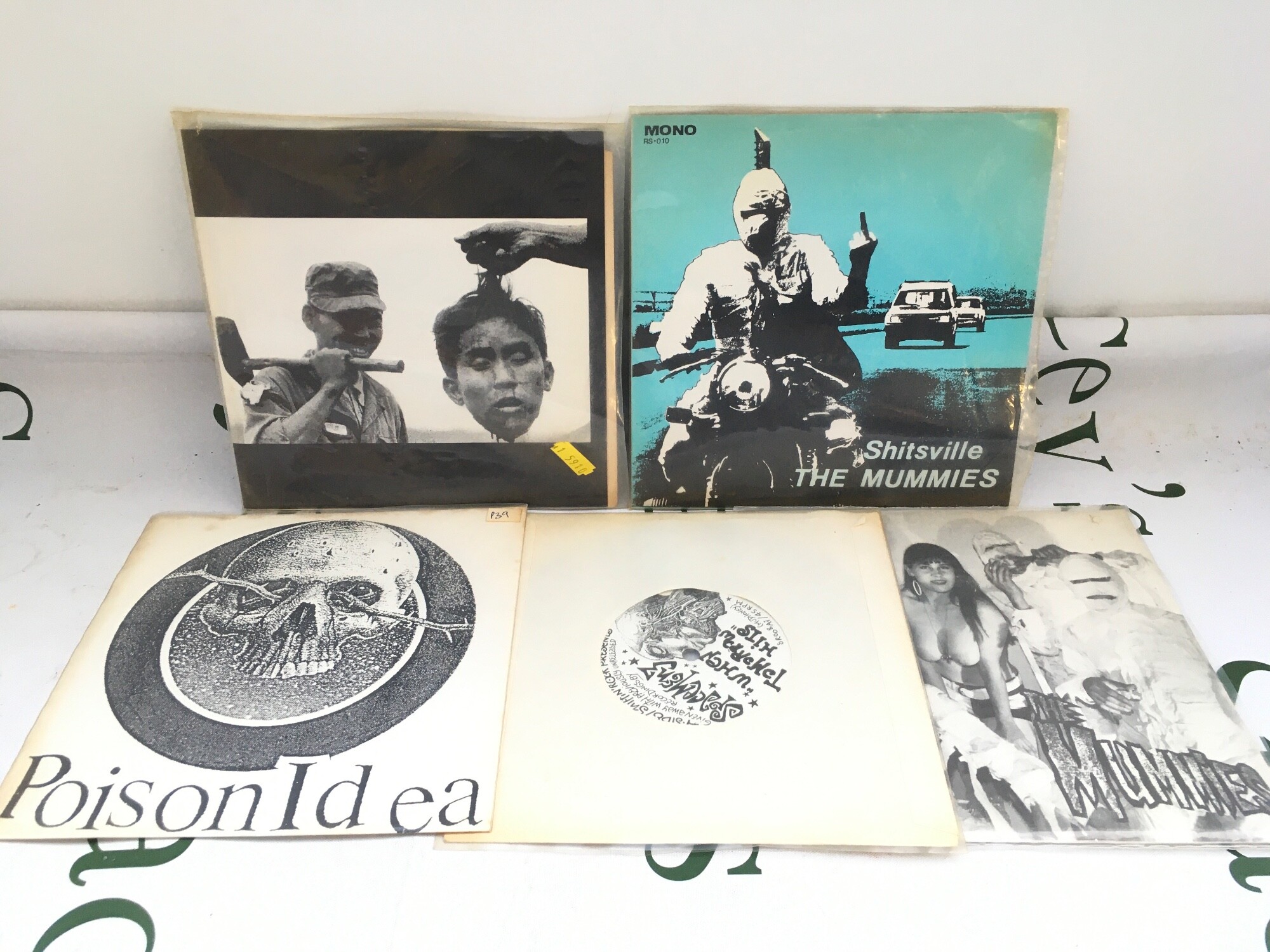 Five collectable punk and alt rock 7" singles by various artists including a Poison Idea promo disc, Rorsach, The Mummies and a split single by Spacemen 3, Chapterhouse and The Sandkings.