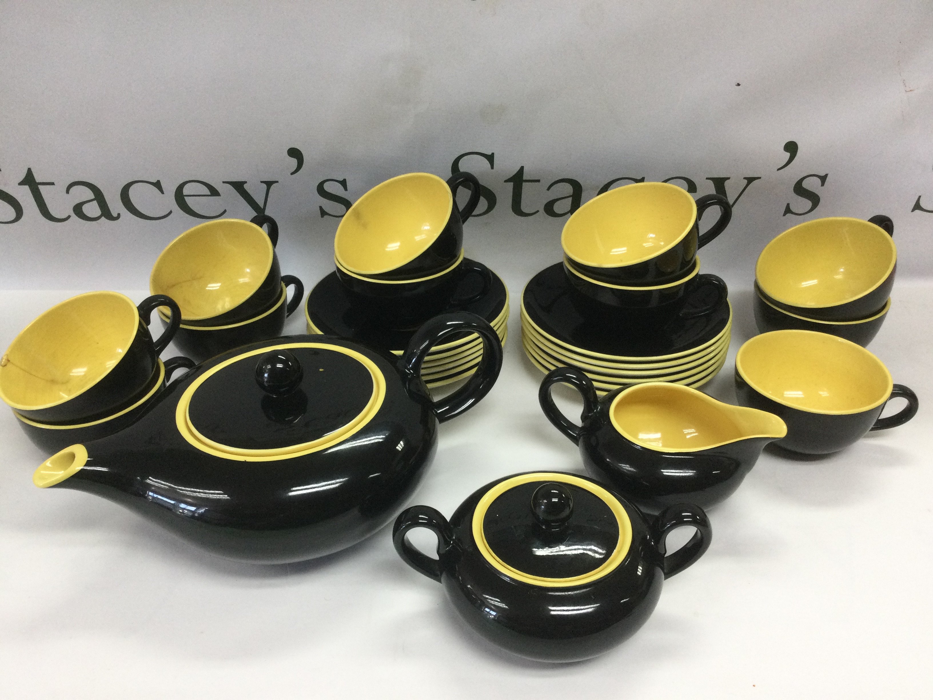 A Villeroy & Boch tea service in two tone pattern. Shipping category D.