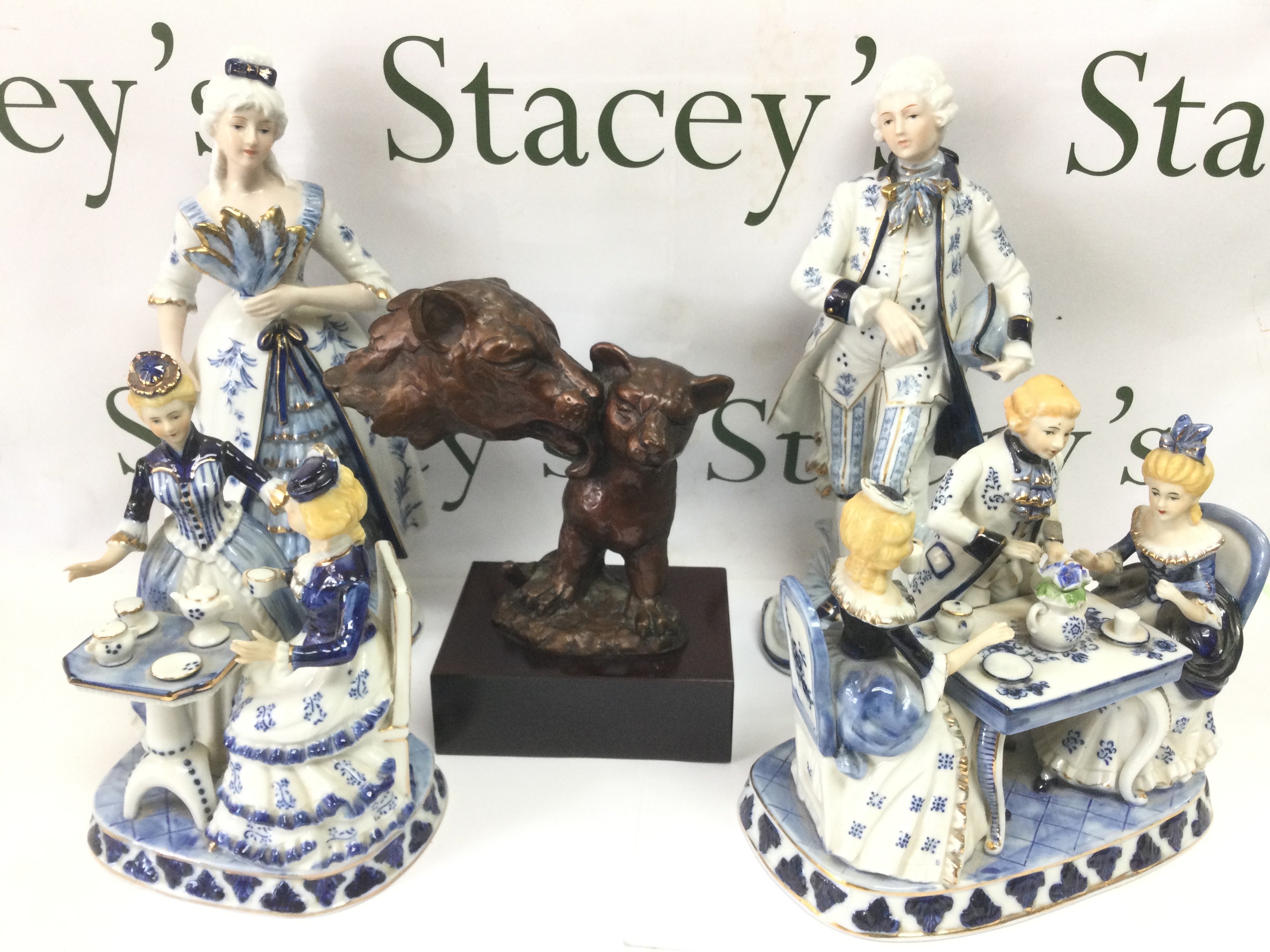 Four blue and white reproduction porcelain figures and a bronzed ornament of a big cat and cub (5). Shipping category D.