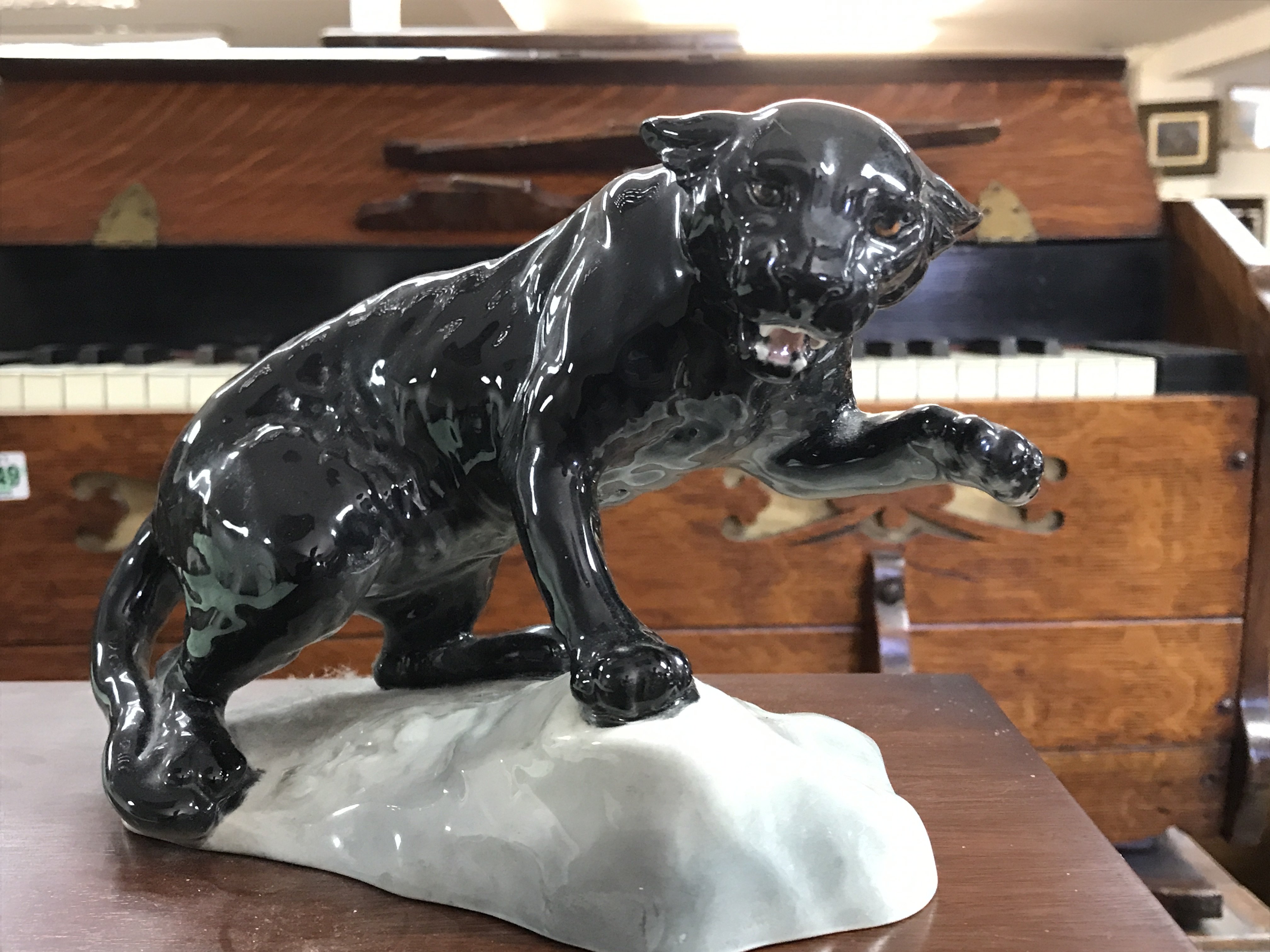 A Beswick Blackshaw panther figure , 15cm tall. No obvious damage or restoration. This lot cannot be posted