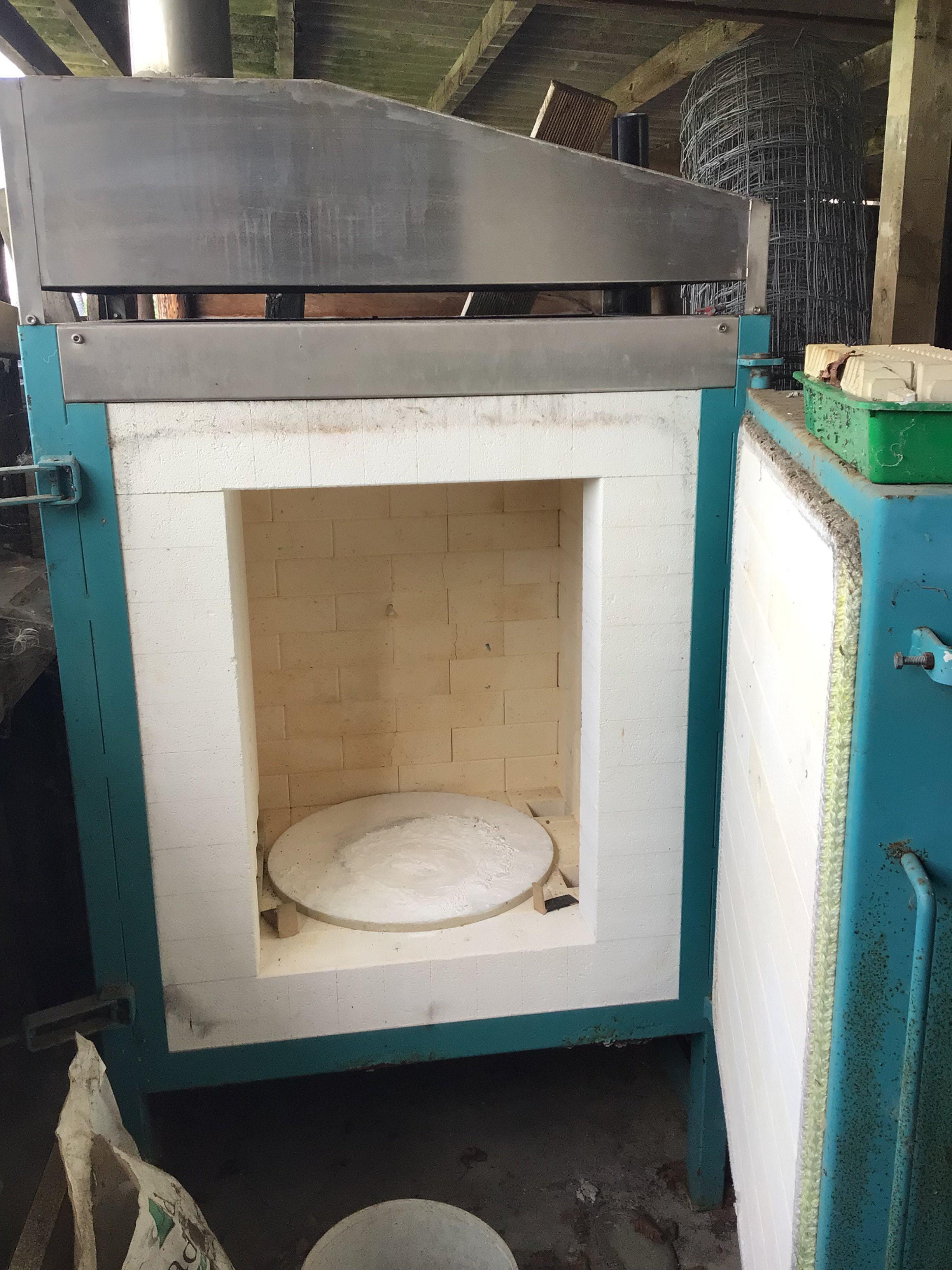 A large front opening Rohada Gas operated Kiln low usage. Sold with Thermos Computer TC505 two large Calor gas bottles and other equipment.