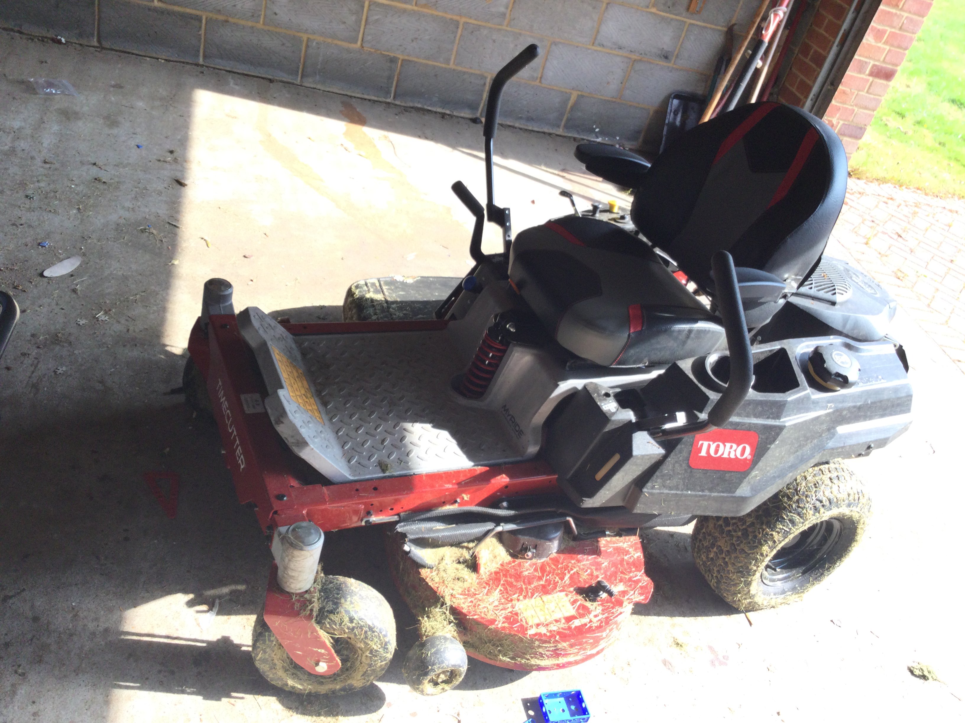 A toro time cutter zero turn ride on mower. Has a 22hp Koehler engine and dual hydrostatic transmission. Seen running. Items sold in situ. Viewing on location in Woodham Mortimer by appointment contact office to arrange.