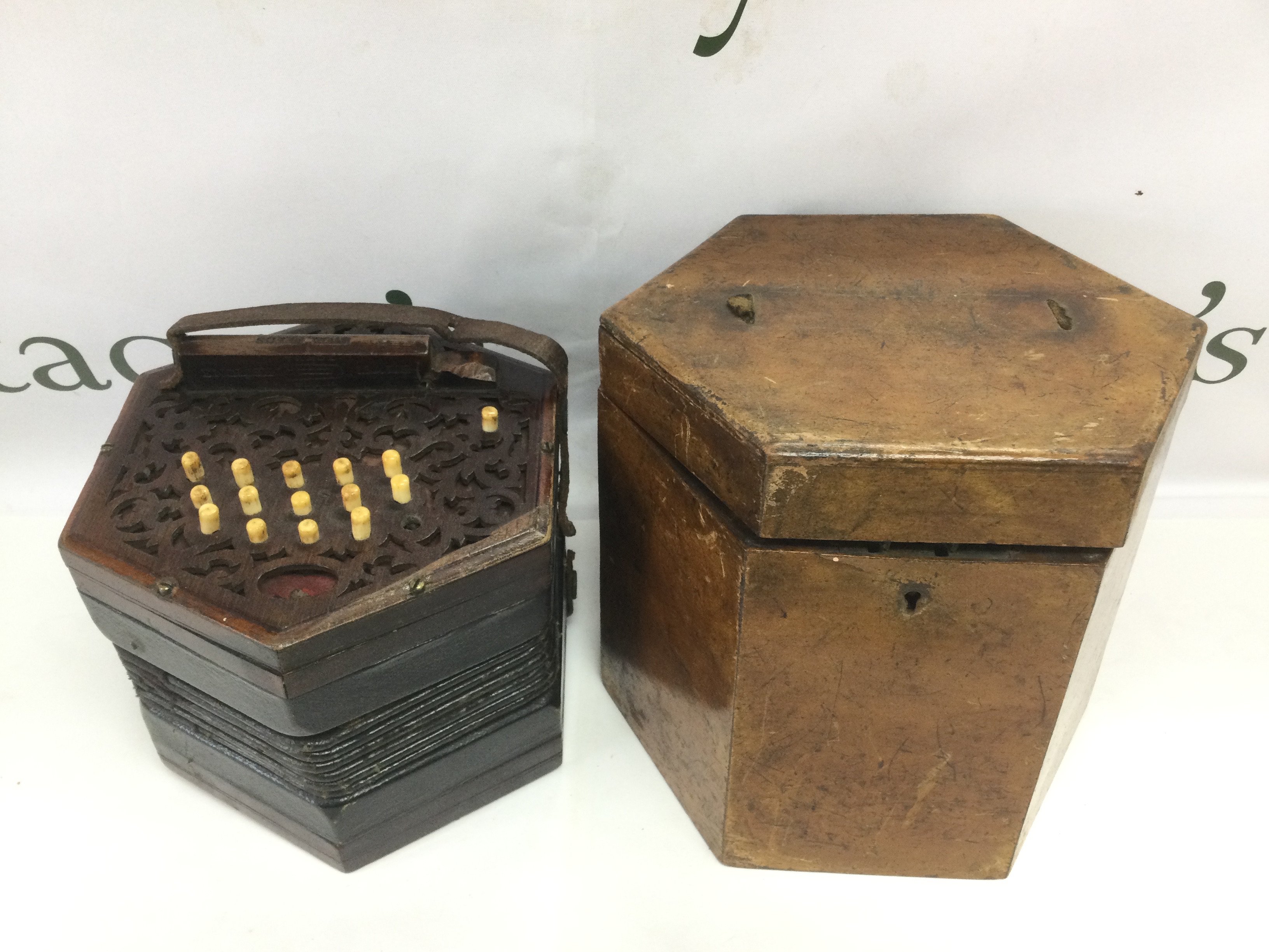 A late 19th / early 20th Century concertina. Shipping category B.