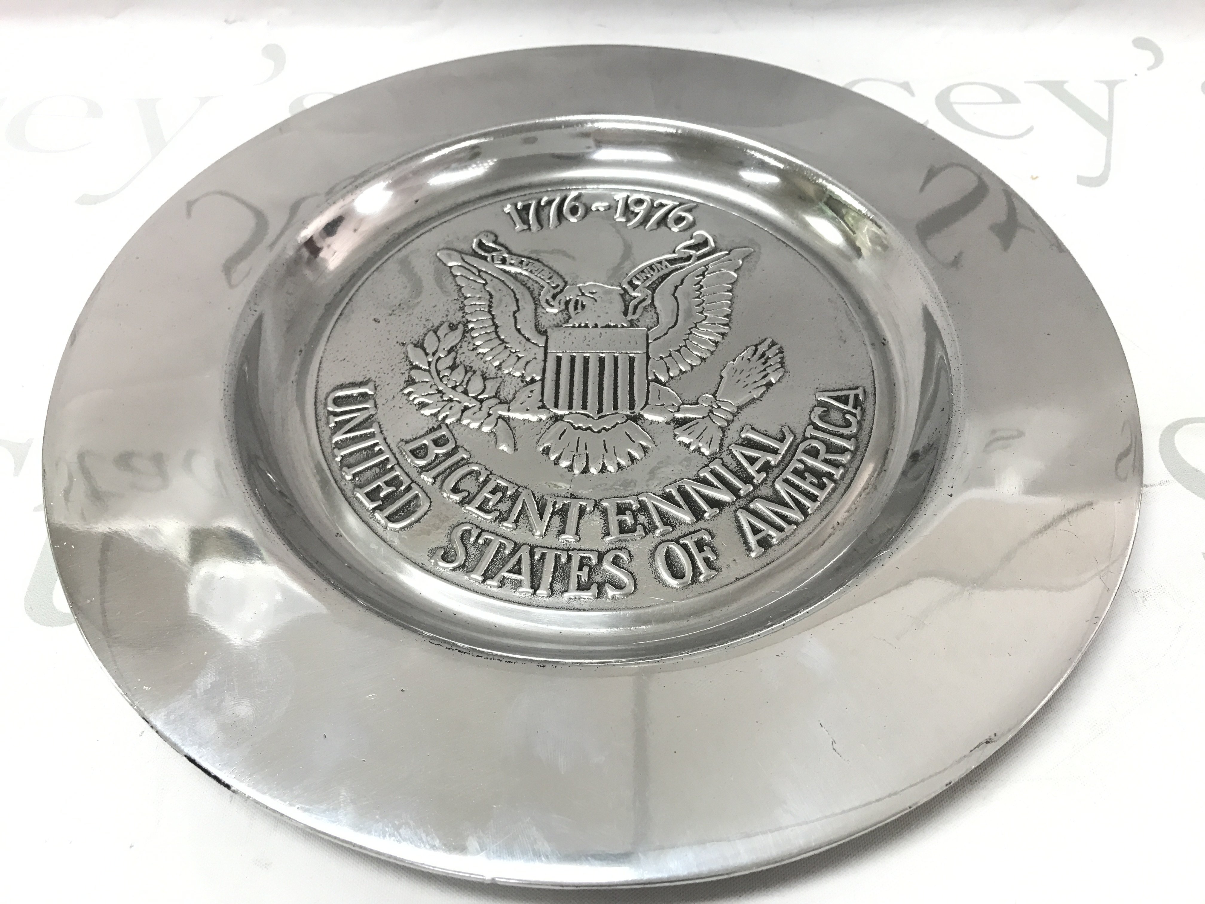 WITHDRAWN-Wilton Columbia Pewter 1776-1976 Bicentennial United States plate , 30cm tall. Postage catB