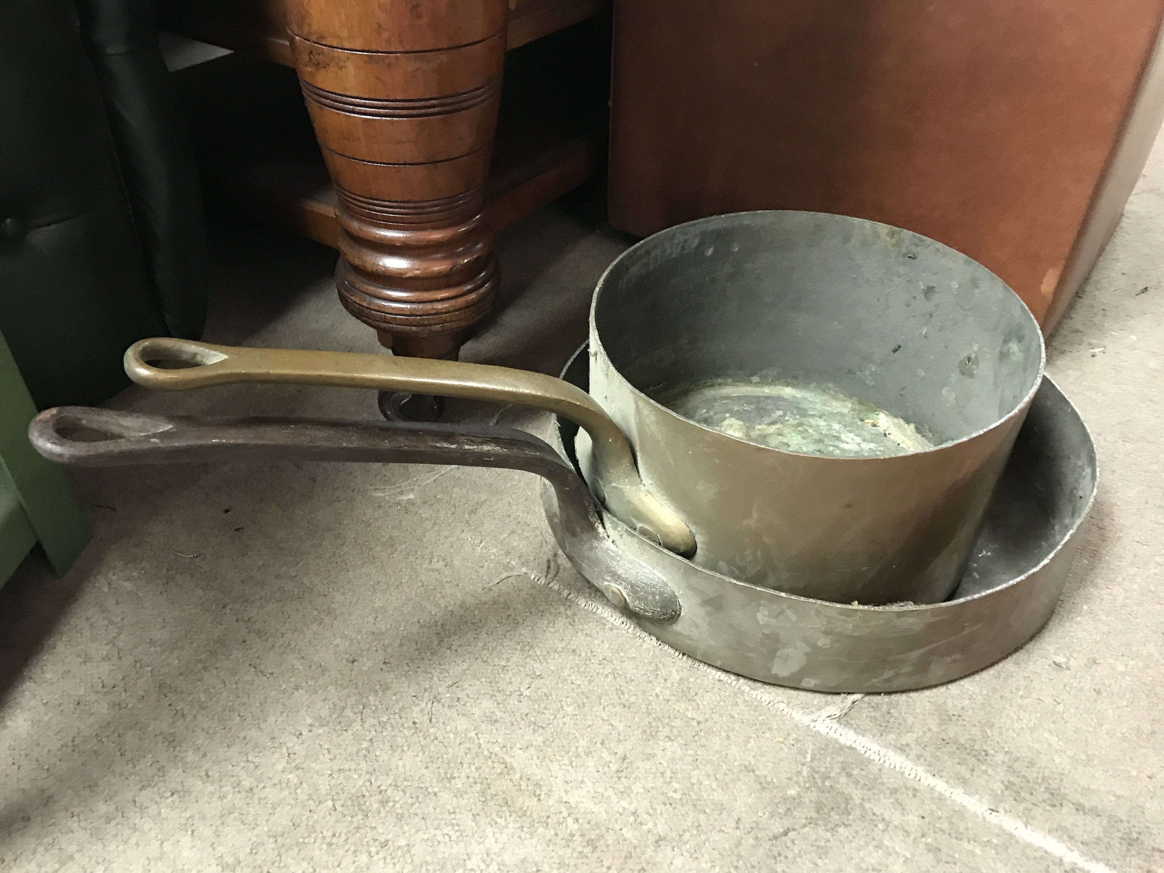 Two large Victorian cooking pots