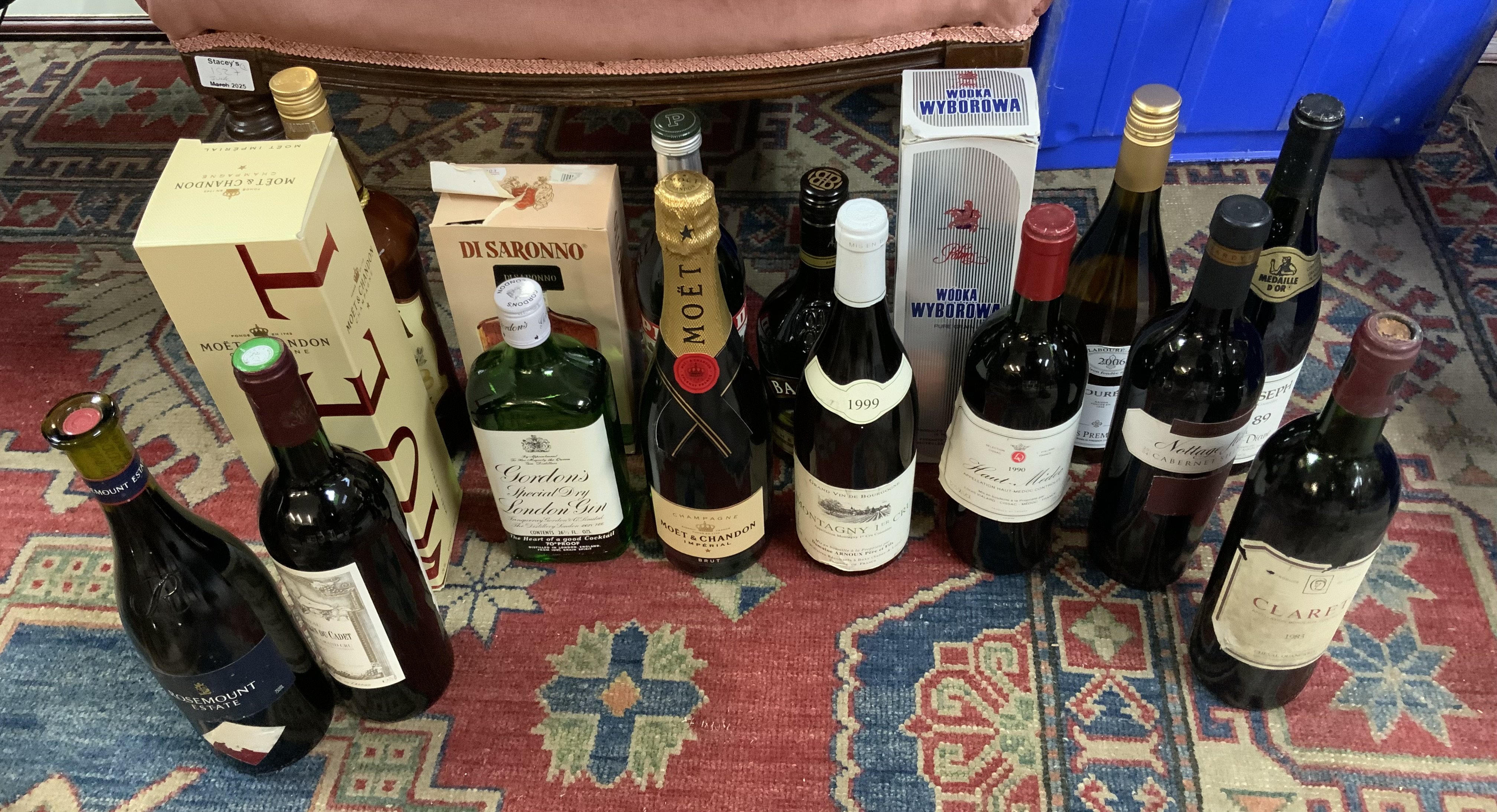 A mixed collection of alcohol to include Gin, Vodka, Wines, Mo&euml;t x 2, Disaronio, etc. (16)