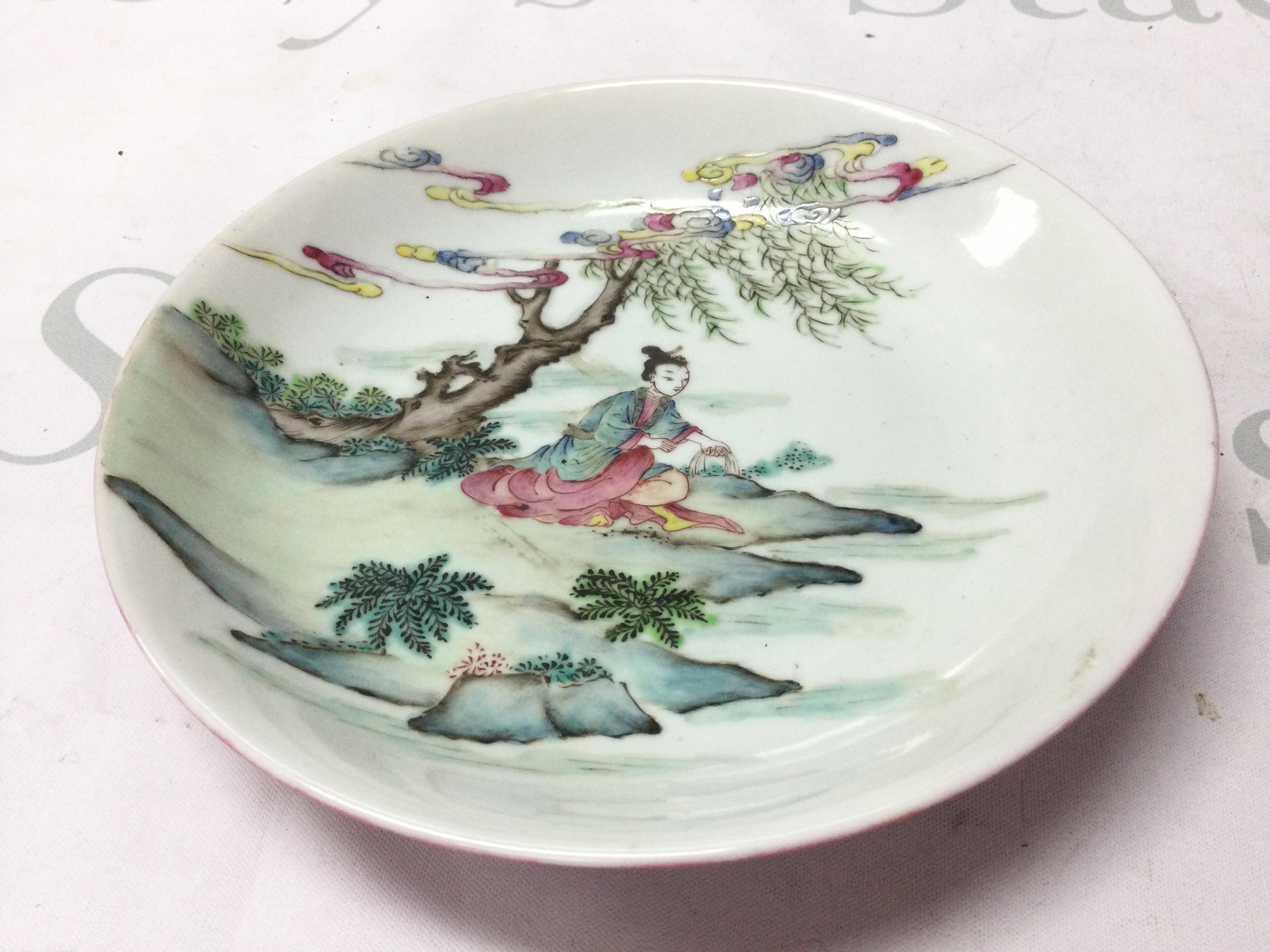 An early 20th century Chinese Famille Rose dish with a ruby back. No obvious damage or restoration. 18Cm wide. This lot cannot be posted