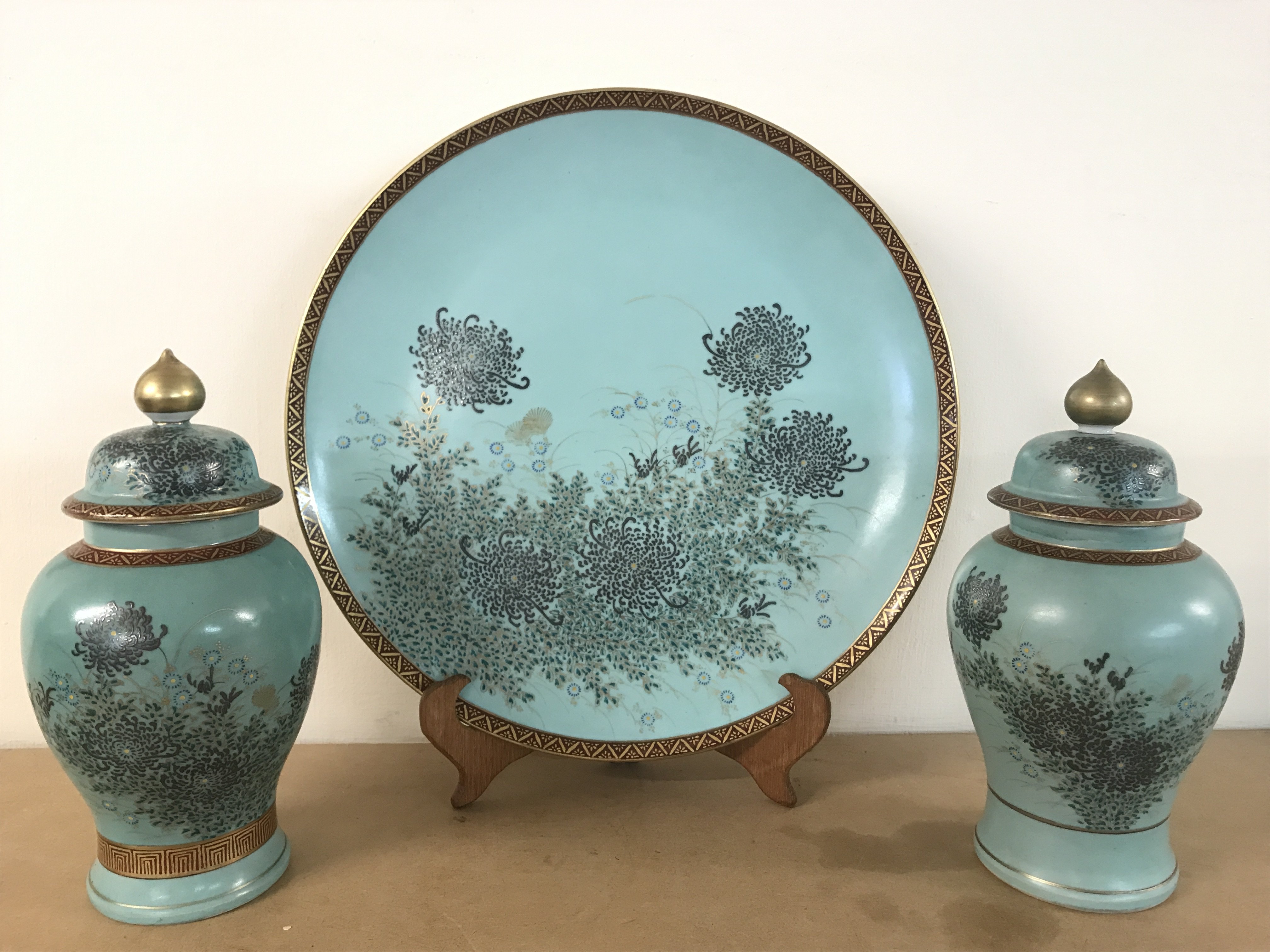 Japanese Kutani blue charger (36cm wide) and Kutani blue lidded vases (26cm tall) . This lot cannot be posted .