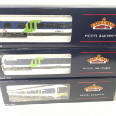 A boxed Bachmann 3 car set no 31 027. 166 Turbo 3 car DMU First Great Western. 00 gauge