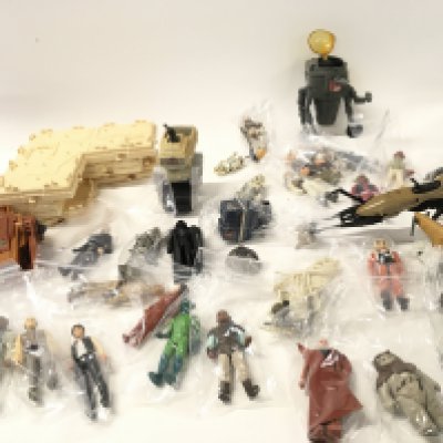 A collection of Vintage Star Wars figures and parts.