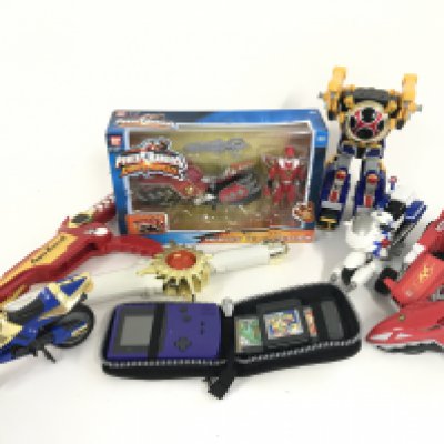 A box containing a collection of power Ranger toys as shown. Also included is a Game Boy colour present with 3 games. Tarzan. Obelix and Gallery 2. No reserve.