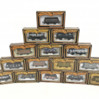 A collection of 15 Mainline Railways coaches. No reserve.