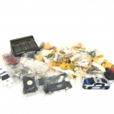 A box containing various Scalextric accessories. No reserve.