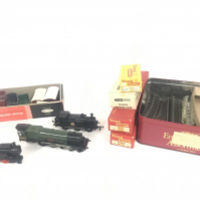 A Small Collection of 00 Gauge Track. Wagons. 2 Electric Locomotives a Clockwork Goods Train A/F. Buildings Accessories Etc.(2).