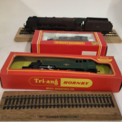 3x Hornby locomotives 2 boxed one loose on display track. Includes R2015 city of Bradford&rsquo;s..R053 BR class 3F.. R 59S Class 3MT. No reserve