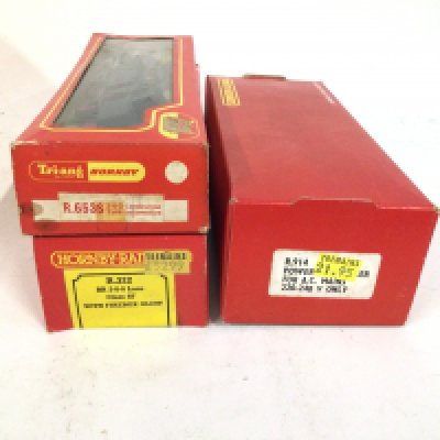 2x boxed locomotives and a boxed power supply. Includes R653S Continental Tank Locomotive and R322 BR class 8F locomotive with firebox glow. No reserve