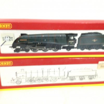 2x boxed Hornby locomotives with tenders includes R2203 class A4 Kingfisher.. R2202 class 2800. 00 gauge No reserve.