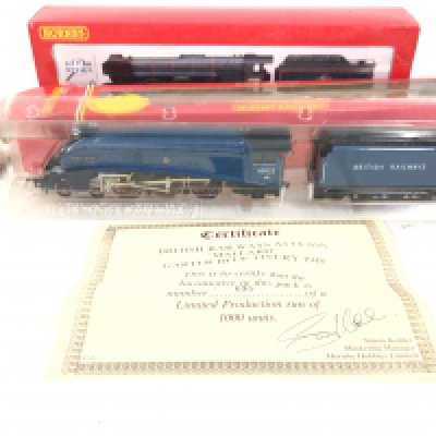 2x boxed Hornby model 00 gauge locomotives with tenders includes R2152 class A3 60085 Manna. Also a limited edition Mallard
