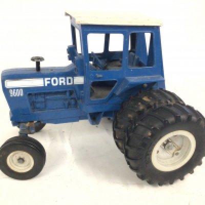 A metal ERTL MODEL Ford 9600 TRACTOR PLAYWORN scale 1..12. No reserve