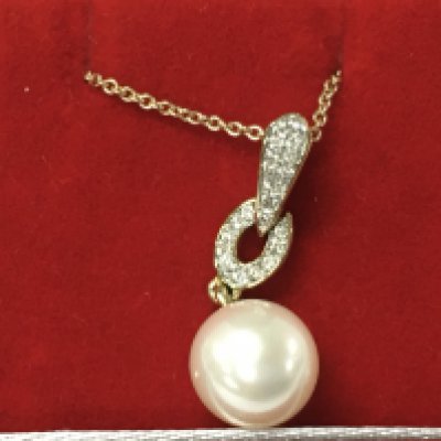 An Art Deco style 9ct yellow gold diamond and cultured pearl necklace. Approx 0.09vt diamonds total. Postage B