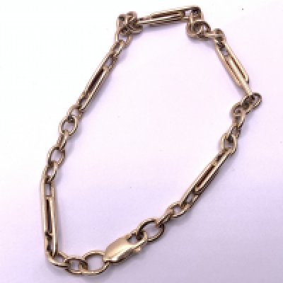 A 9ct gold double link chain bracelet. 9.04g (A)