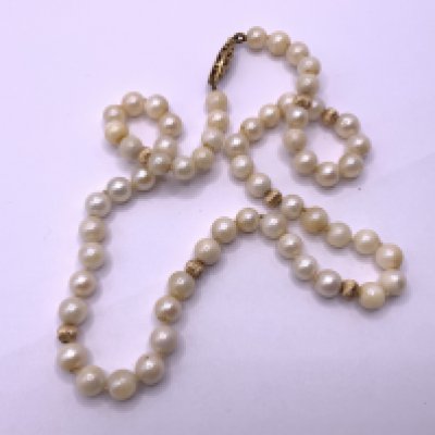 A 9ct gold and pearl necklace. (A)