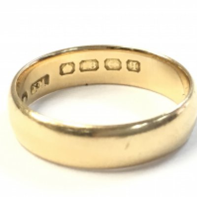An 18ct gold ring , 6.2g total weight. size U postage cat a