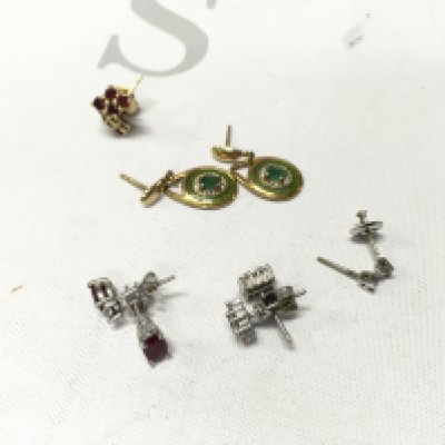 A mixed assortment of 14ct white and yellow gold stone set studs. Approx weight 7.9 grams.