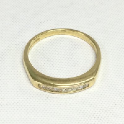 An 18ct gold princess cut diamond half hoop ring, approx 1/4ct, approx 2.9g and approx size P. Shipping category A.