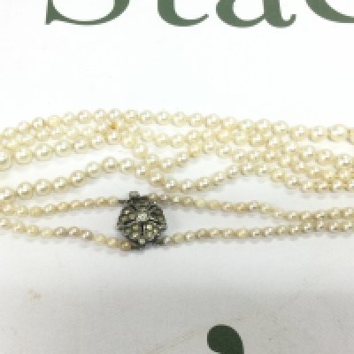 A pearl necklace with a silver clasp. Shipping category A.- NO RESERVE