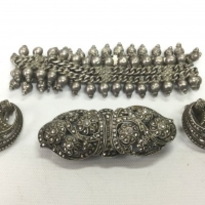 A silver bracelet, a pair of marcasite earrings and a brooch. Shipping category A.- NO RESERVE