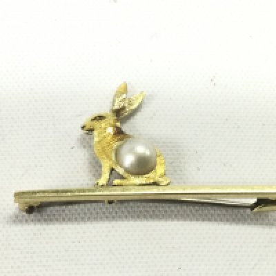 An 18ct gold beooch in the form of a rabbit and set with a pearl, approx 2.2g.