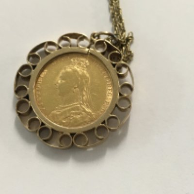 A gold victorian sovereign fitted in a mount with 9 ct gold chain total weight 14.88 grams.