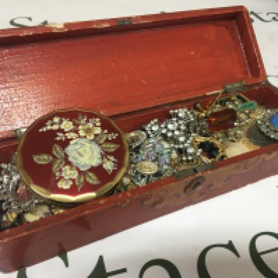 A collection of costume jewellery including brooches