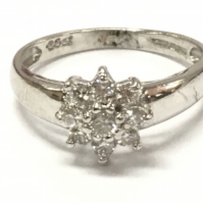 An 18ct white gold diamond daisy ring size I, 2.7g postage category A