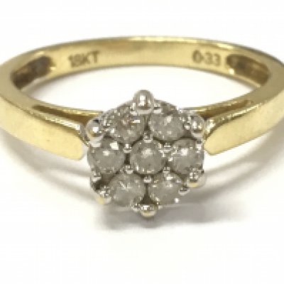 An 18ct gold diamond daisy cluster ring 1/3ct size O/P 3.8g postage category A