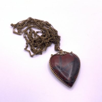 A Victorian Scottish 9ct gold mounted heart pendant with a gold plated chain. (A)