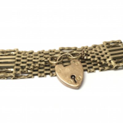 A 9ct gold gate bracelet with a heart lock clasp. Approx weight 24.5 grams.