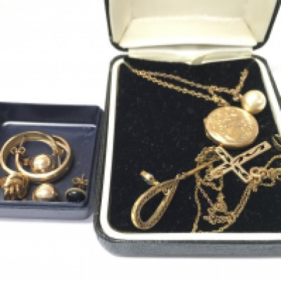 An assortment of gold including pendants, chains and earrings. Appox weight 11.20 grams.