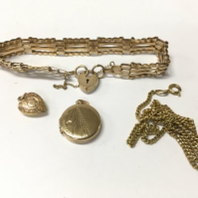 A 9ct gold gate bracelet with a yellow metal chain and two gold pendants. Approx weight 10 grams.