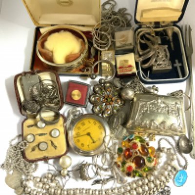 A mixed vintage lot of silver and costume jewellery. (A)