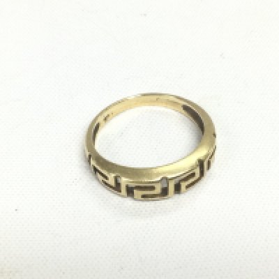 A gold ring in Greek key pattern, approx 2.7g and approx size O-P. Shipping category A.