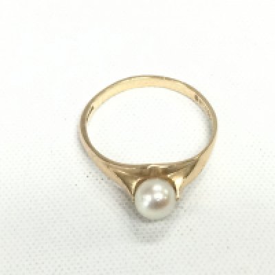 A 9ct gold ring set with a pearl, approx 1.4g and approx size M. Shipping category A.