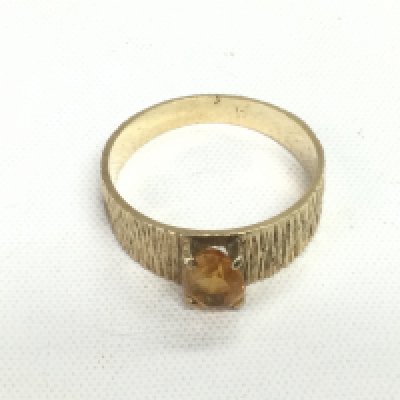 A 9ct gold ring set with a citrine stone, approx